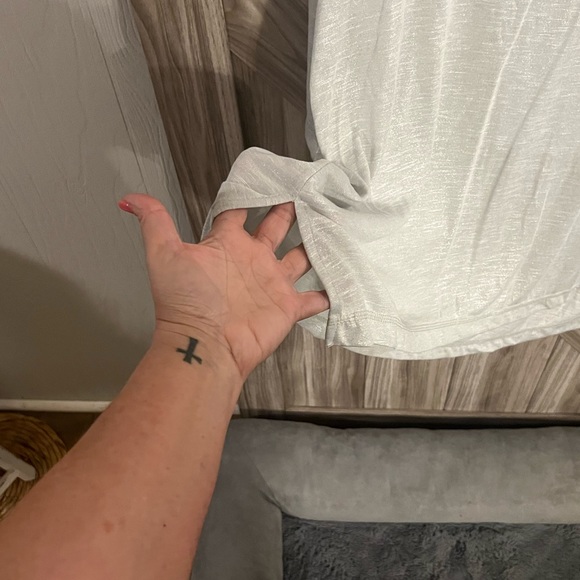 New w/o tags SUPER CUTE top w/ cut out back design, slit sides & high/low hem - Picture 4 of 4